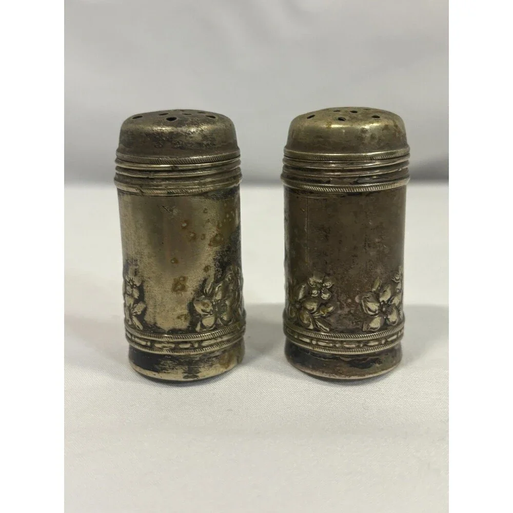 Vintage WM ROGERS Mini Silver Plated Salt & Pepper Shakers - 2 in